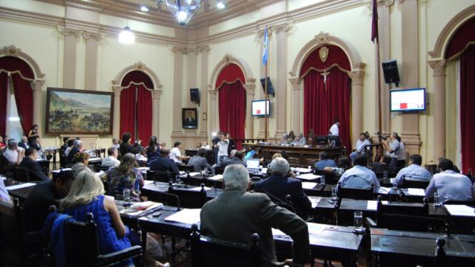 Diputados se preparan para la sesión del martes
